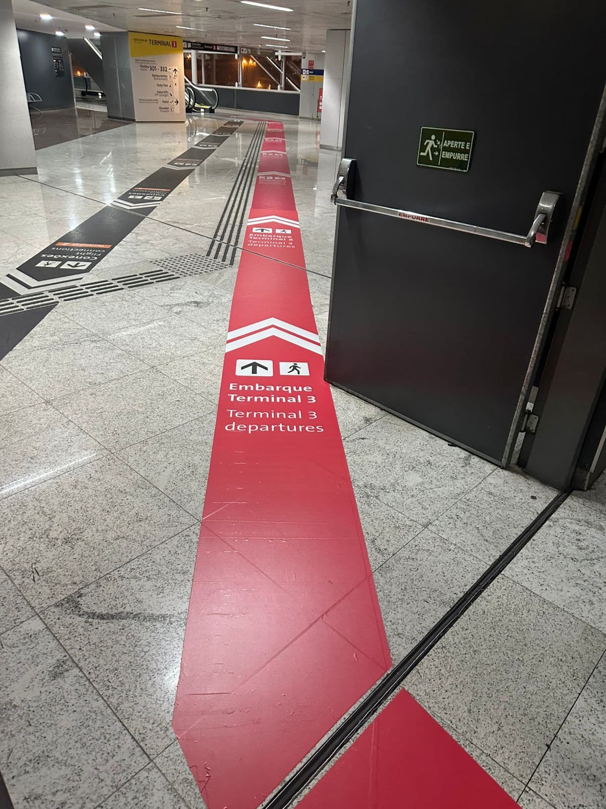 Adesivo de piso no Aeroporto de Guarulhos