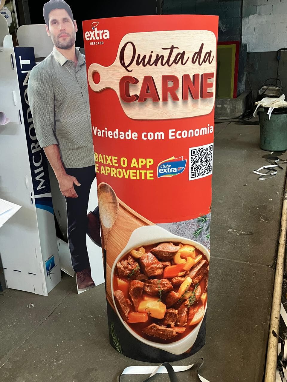 Totem Elíptico para o supermercado Extra