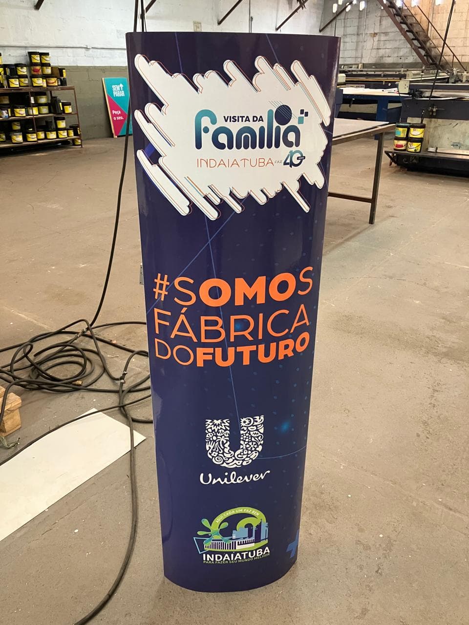 Totem Elíptico Unilever em supermercado